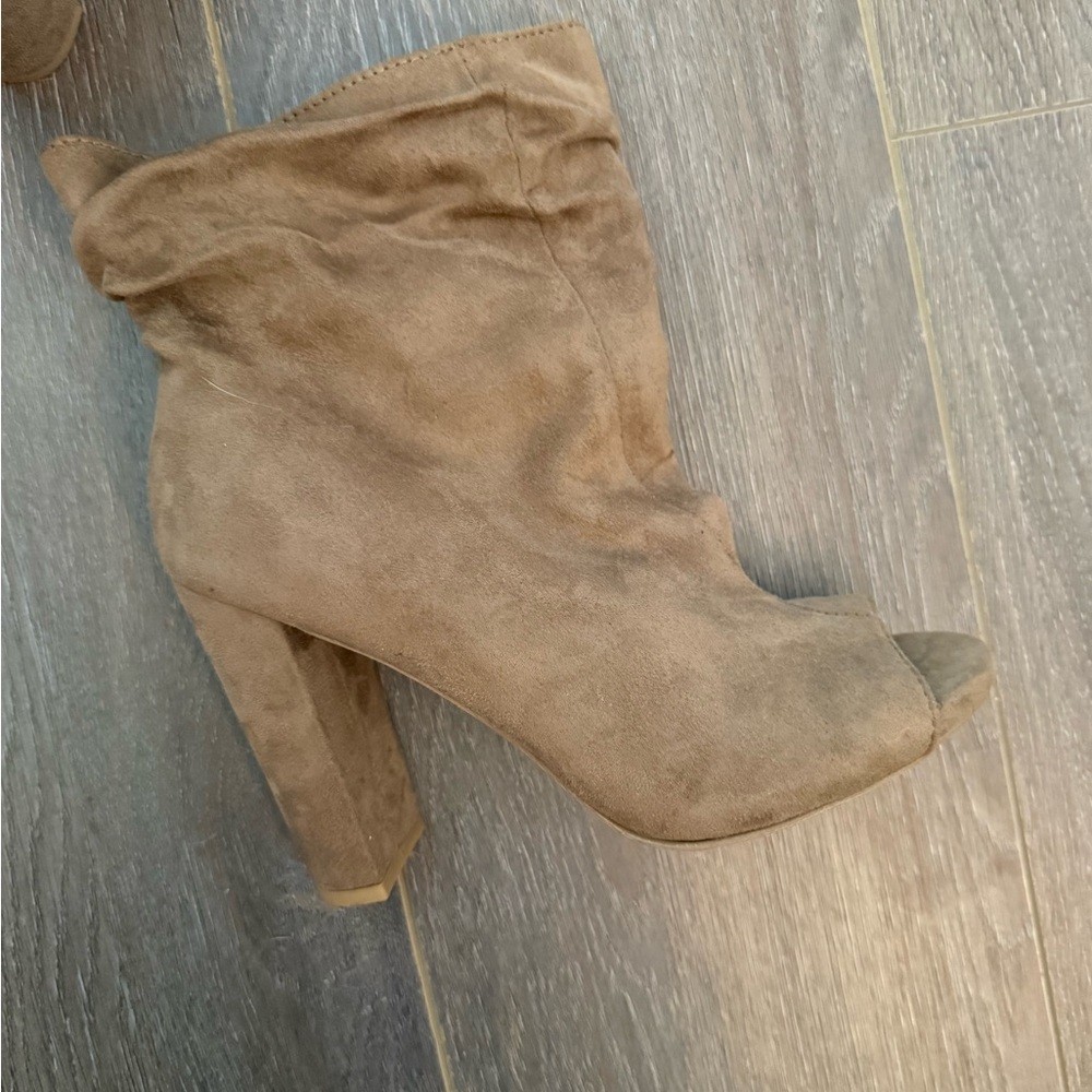 Tan Heels - Picture 3 of 3